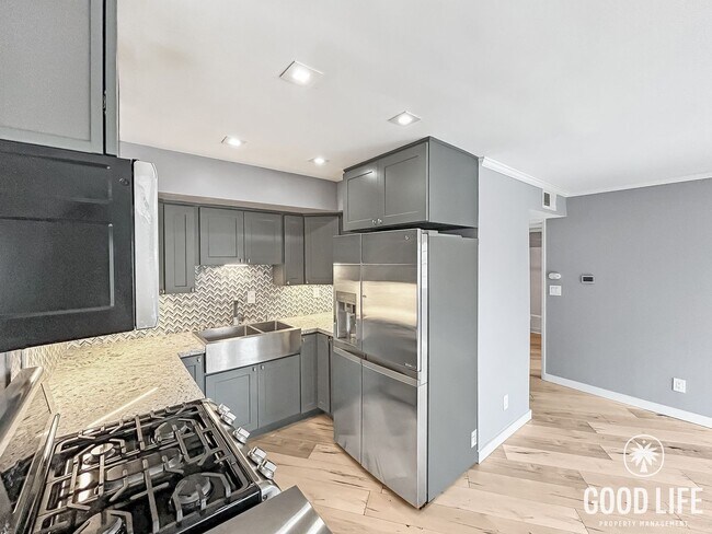 Building Photo - Beautiful 2BD/2BA W/ Reserved Parking and In-Unit Laundry in North Park!