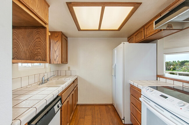 Building Photo - BEAUTIFUL BAY PARK CONDO W/ BAY VIEWS! - 2...