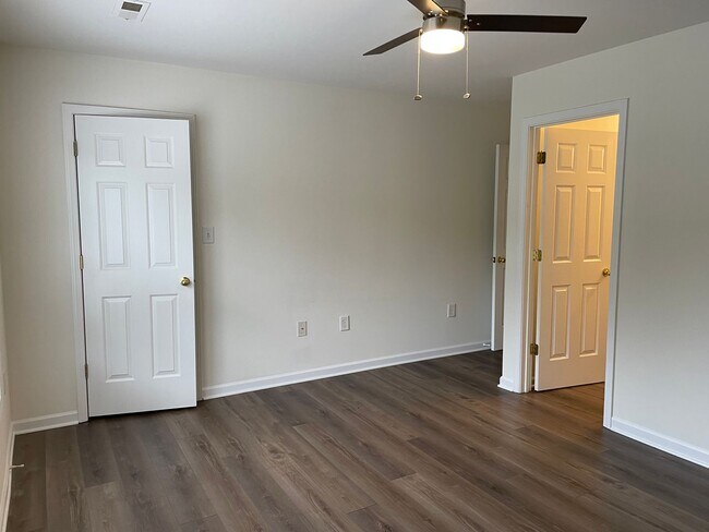 Building Photo - Two Bedroom Townhouse with Bonus Room in Sherrills Ford!