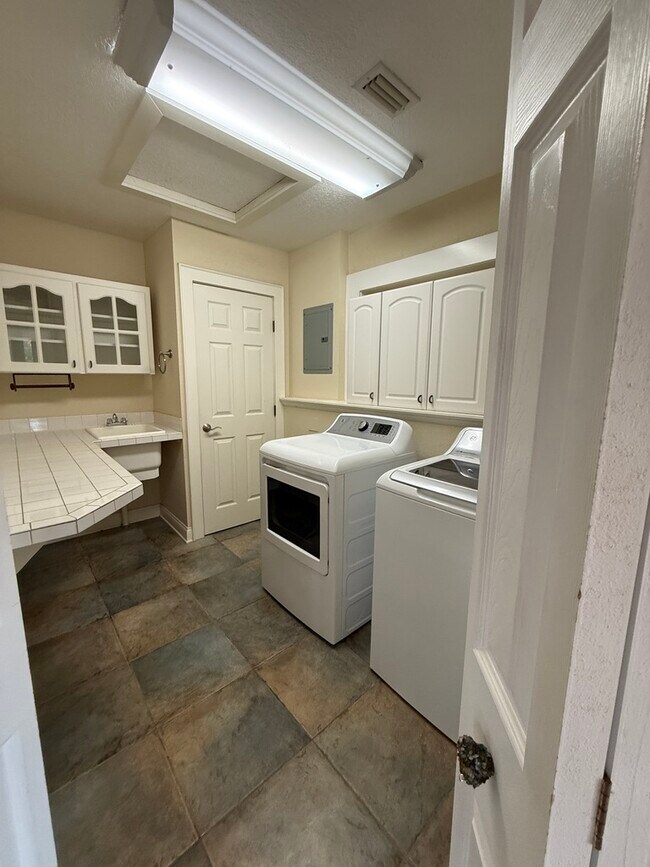Building Photo - 430 Gehr Ln