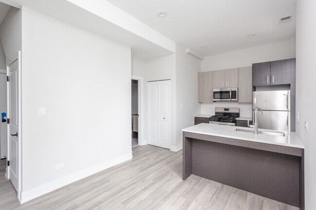 Building Photo - 816 W 18th St