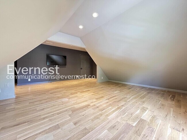 Building Photo - 5 Bed/3.5 Bath Home with Garage /Available Now!