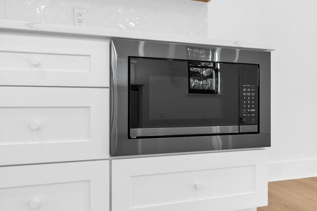 Building Photo - 516 River Rd