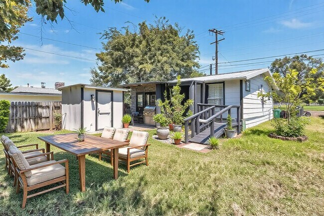 Building Photo - 107 E 11th St