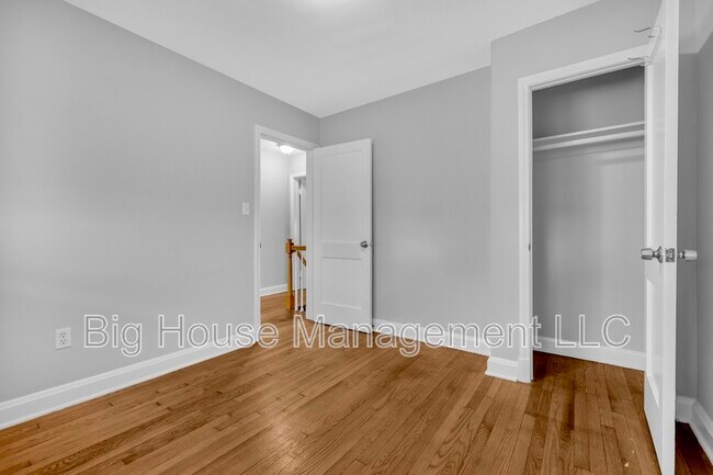 Building Photo - 4310 Roberton Ave