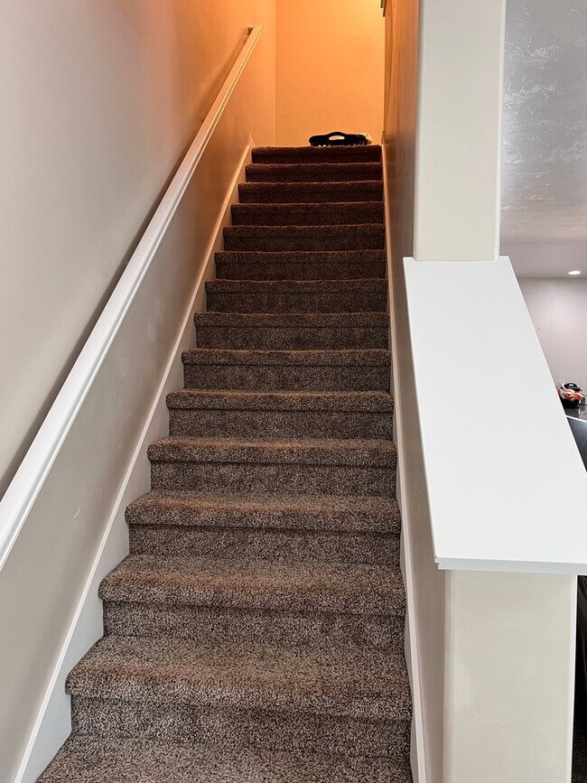 Building Photo - Beautiful Townhome in Bluffdale