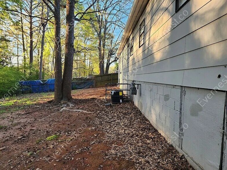 Building Photo - 9121 Morris Dr SW