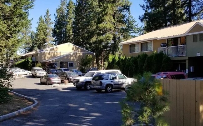 Building Photo - 906 W 2nd St