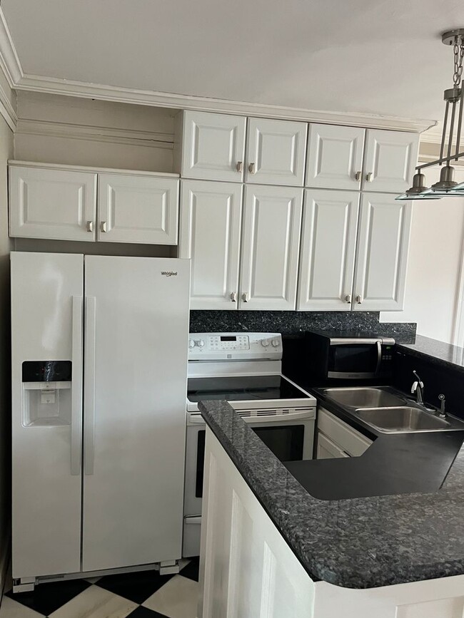 Building Photo - -- AVAILABLE SEPTEMBER 4TH -- 2 BR / 1 BA Beautiful Historic Carriage House on Monument Ave! Avai...