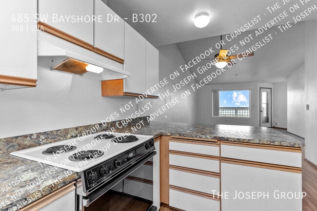 Building Photo - 485 SW Bayshore Dr