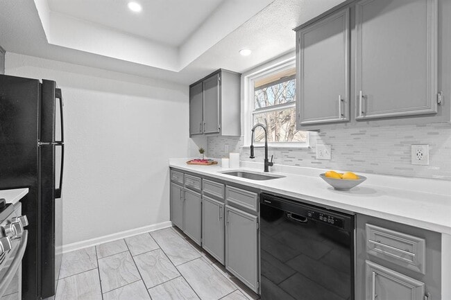 Building Photo - 1002 Parkside Cir