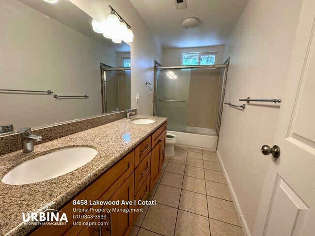 Building Photo - Spacious 4 Bedroom Home in Cotati Near SMART Train - Cosigners Welcome!