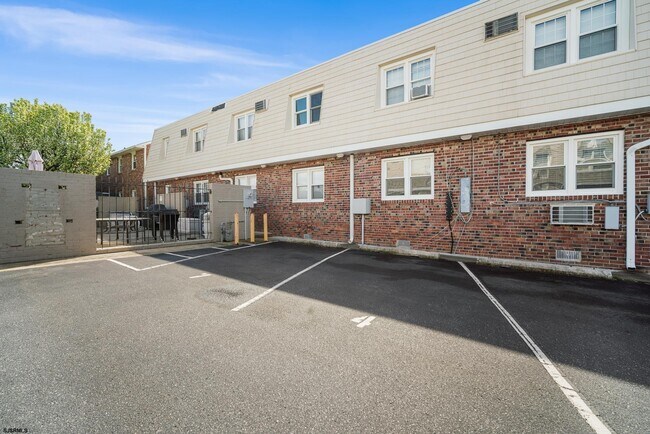 Primary Photo - 211 N Coolidge Ave
