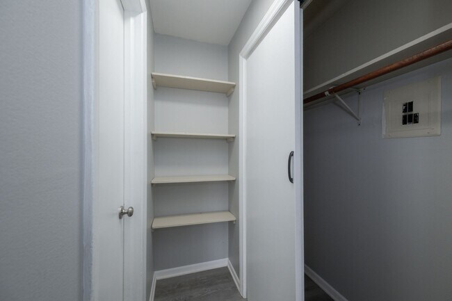 Building Photo - 15312-10 Knox-