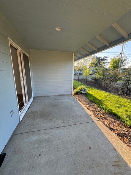 Building Photo - 400 E Washington St