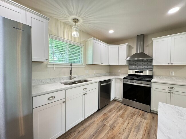 Building Photo - 1442 E Broadway St