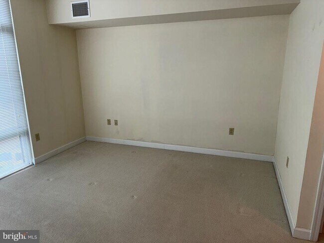 Building Photo - 5750 Bou Ave
