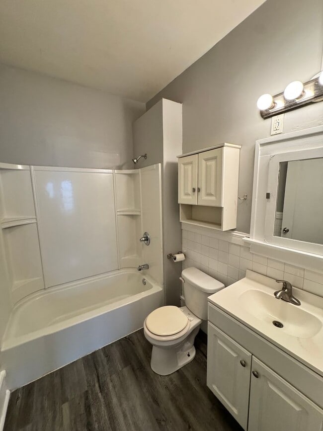 Building Photo - 3 bed 1 bath Rock Island Home!