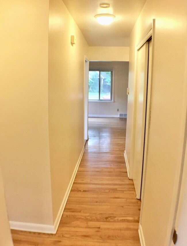 Building Photo - 422 Rushmore Ln