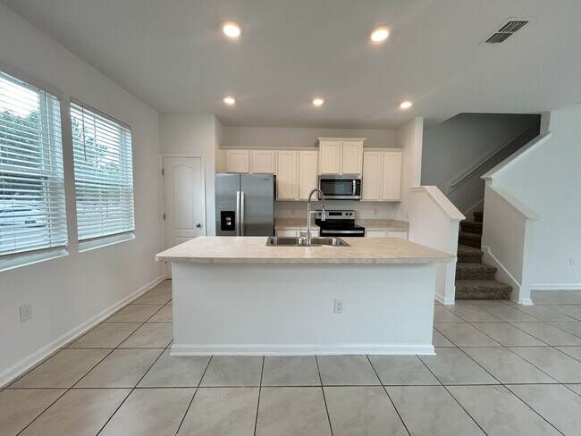 Building Photo - NEWER BUILD, SPACIOUS 3 Bedroom, 2 Bath To...