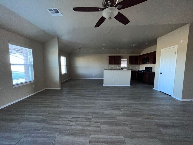 Building Photo - Available now 4 Bed 2 Bath in Mustang!