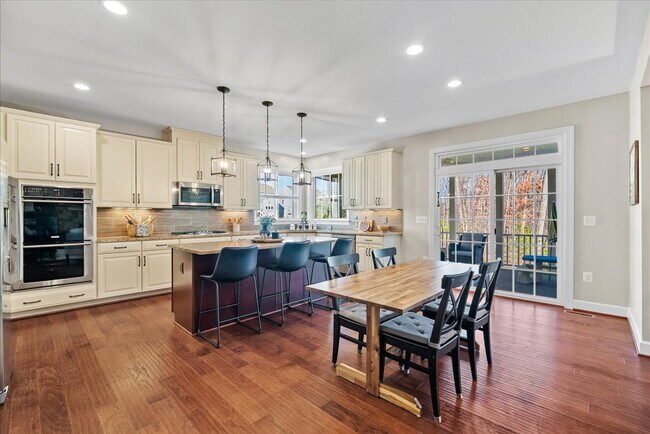 Building Photo - Elegant Single-Family Residence with Upscale Finishes in Amenity-Rich Community