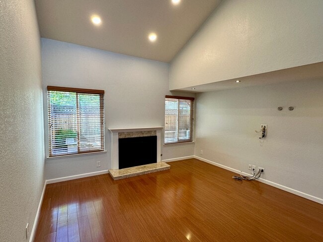 Building Photo - Updated Townhome in Pleasant Almaden Valley Community
