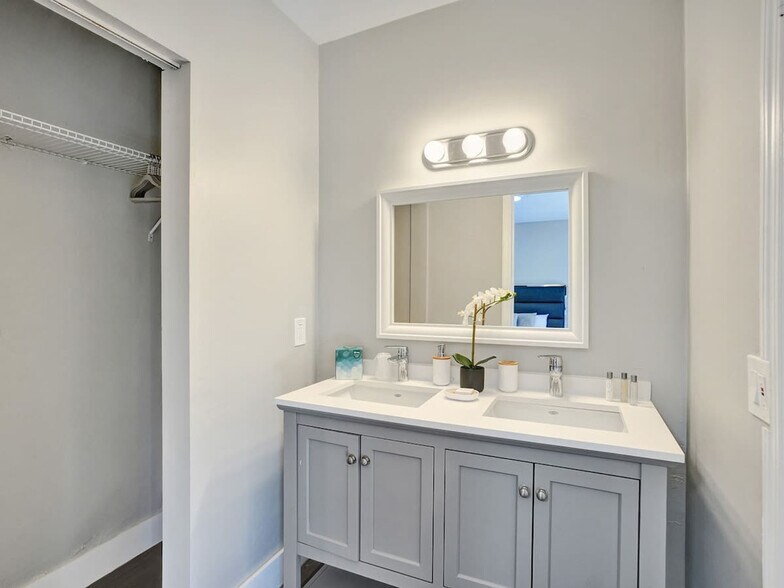 Building Photo - 3208 NE 9th St