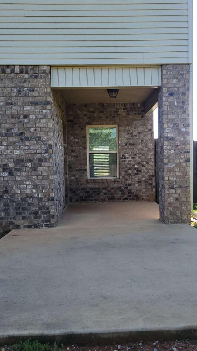Building Photo - "Spacious 4-Bedroom Retreat with Modern Gr...