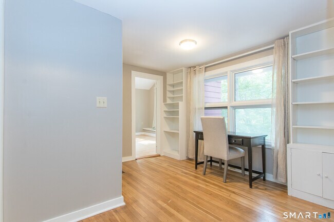 Building Photo - 211 New Canaan Rd