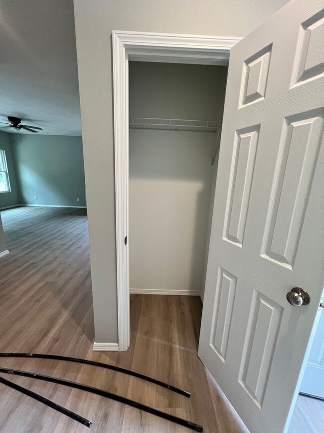 Building Photo - 1/2 Off First months Rent!!!  4 bedroom 2 bath Bolivar MO