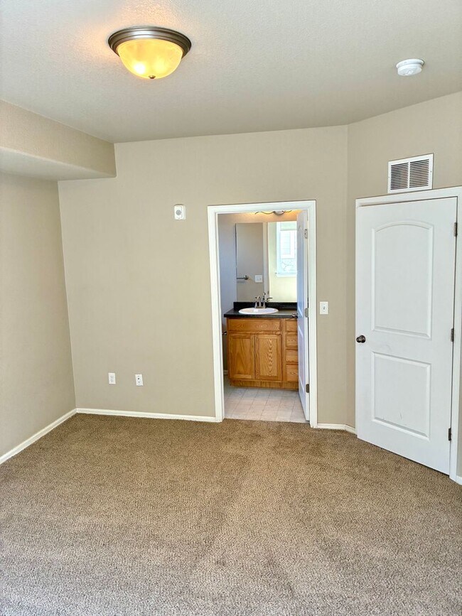 Building Photo - ***2 WEEKS FREE***West Greeley Spacious Townhome With New Carpet!