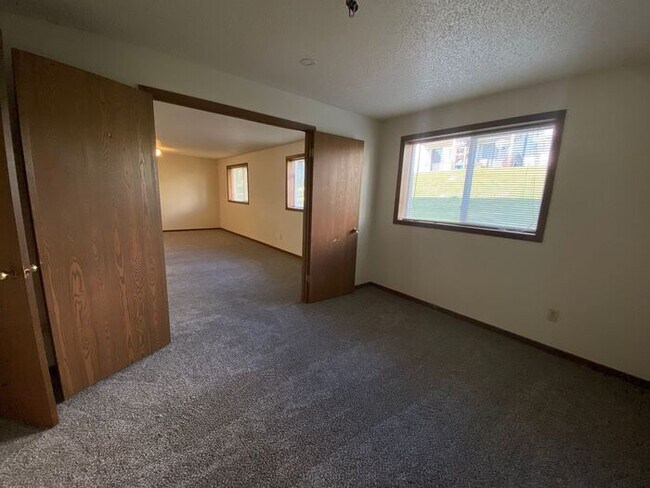 Building Photo - $1,250 | 2 Bedroom, 1 Bathroom Condo | Cat Friendly* | Available for Immediate Move In!