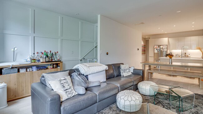 Building Photo - Luxurious Living in NW DC!