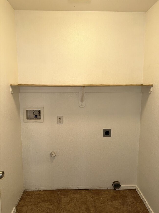 Building Photo - Unfurnished Pool Home