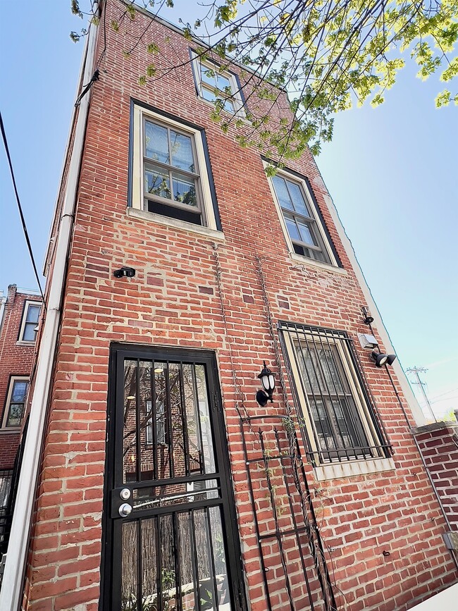 Building Photo - 726 S 16th St