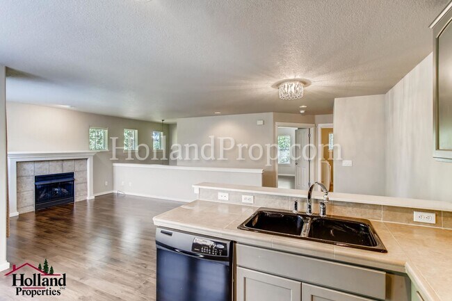 Building Photo - 977 NE 73rd Ave
