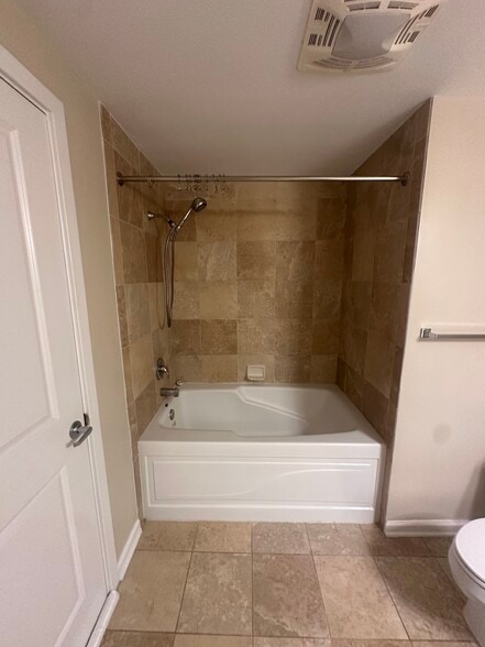Bathtub/shower combo in secondary bathroom. - 440 L St NW