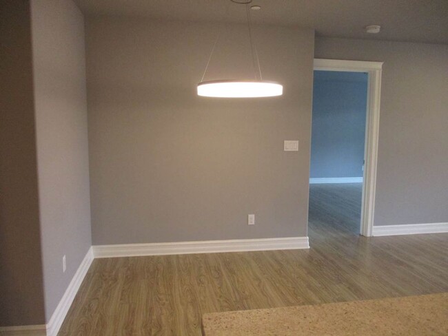 Building Photo - 2 Bedroom 2 Bath Condo in the Hunt Highlan...