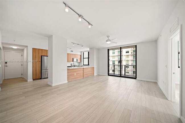 Primary Photo - 555 NE 8th St