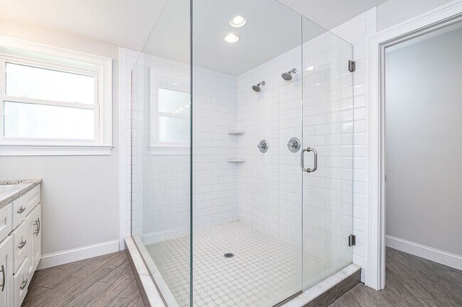 Building Photo - Updated Beach Park Home