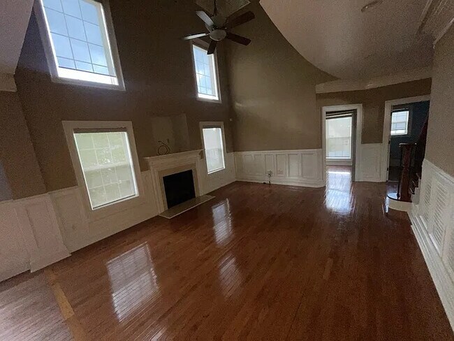 Building Photo - 4 Bedroom 3 Bathroom