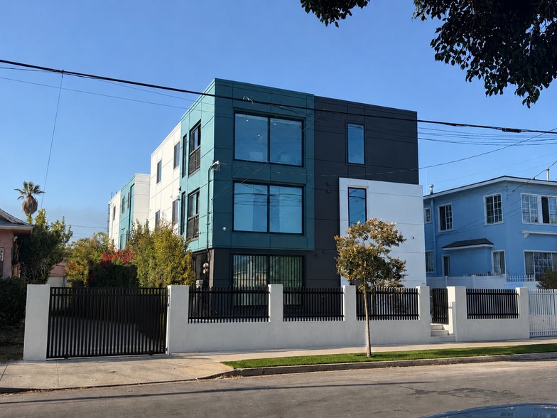 Building Photo - 1575 W 35th Pl