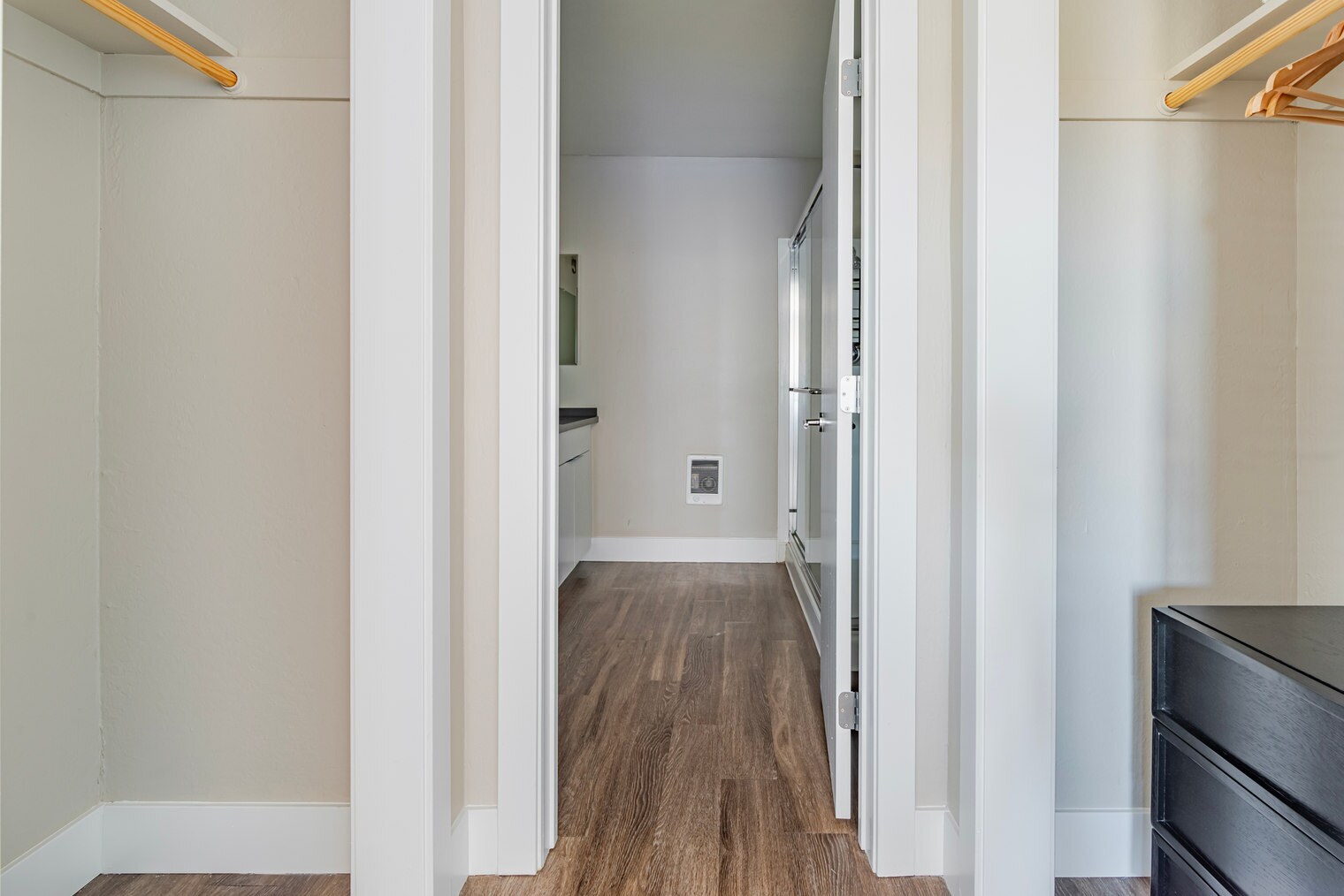 Building Photo - 950 E Hillsdale Blvd