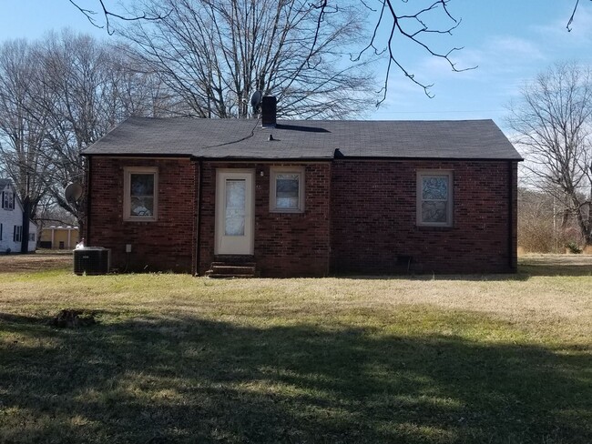 Building Photo - 3- Bedroom & 1- Bath