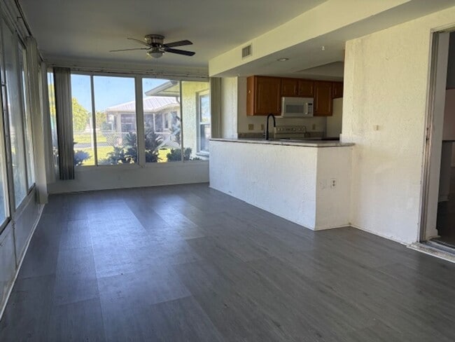 Building Photo - ******HOLIDAY SPECIAL NO RENT FOR DECEMBER****** Charming 2-Bedroom Home in Prime Cape Coral Loca...
