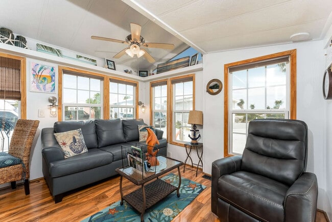 Building Photo - 793 E Oyster Dr