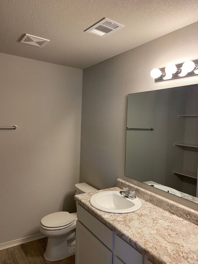 Building Photo - Pre-Leasing Now | Open-Concept 3-Bedroom Home in Fairview Haven