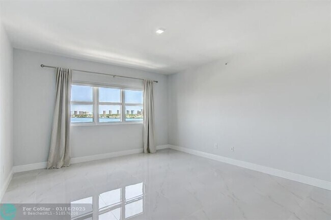 Building Photo - 2650 Lake Shore Dr