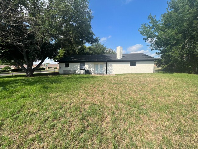 Building Photo - Single Family Home in Woodway, Texas | Mid...